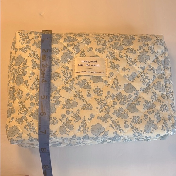 New! Cream and Blue Cosmetic Floral Travel Pouch with Elegant Design - Picture 4 of 5